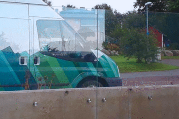 Punktkinnitustega klaaspiire