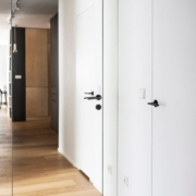 Aleksandra-Guzowska-poolkuupeegel-valgustusega-2-scaled