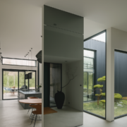 Maast laeni kirgas peegel