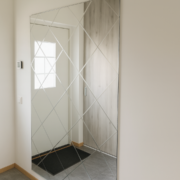 Uuristatud mustriga peegel