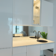 Kirgas taustapeegel köögis