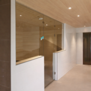 Neljaosaline kirgas saunaklaas