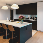 Kirgas taustapeegel tumedas köögis