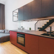 Kirgas taustapeegel köögis