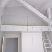 Kirkast klaasist piire