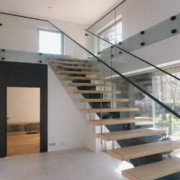 Kirgas trepiklaas musta furnituuriga