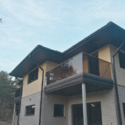 Toonitud klaasist rõdupiire