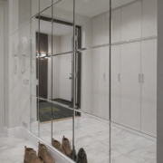 Uuristatud mustriga kirgas peegel