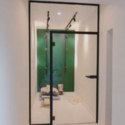 Klaasist uks klaasseinas