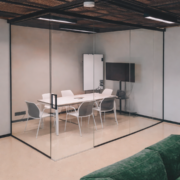 Kirkast klaasist vaheseinad uksega