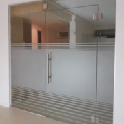 Matistatud mustriga klaasist uks ja vahesein