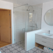 Dušikabiin, hõbedane furnituur