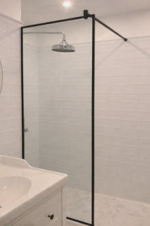 Kirgas dušiklaas musta ristlatiga