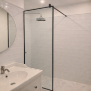 Kirgas dušiklaas musta ristlatiga