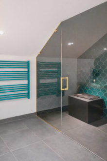 Toonitud dušiklaas kuldse furnituuriga