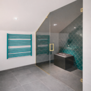 Toonitud dušiklaas kuldse furnituuriga