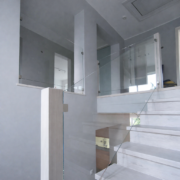 Kirgas klaas trepipiire klamberkinnitustega