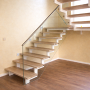 Kirkast klaasist trepipiire punktkinnitustega