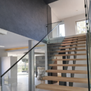 Kirkast klaasist trepipiire