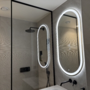 Kirgas ovaalne peegel matistatud ribaga