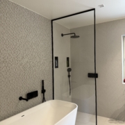 Kirgas dušiklaas musta profiiliga