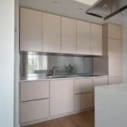 Kirgas taustapeegel heledas köögis