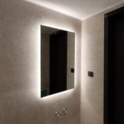 Led-taustvalgustusega peegel