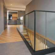 Klaasist trepipiire musta furnituuriga