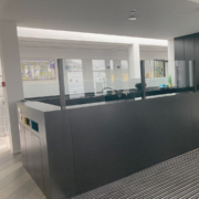 Klaaspiirded musta furnituuriga