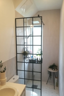 Musta furnituuriga dušiklaas