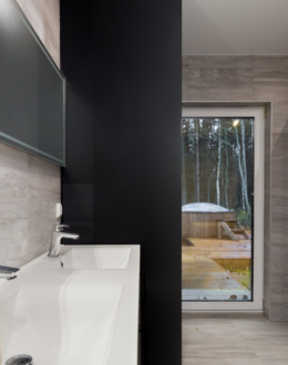 Toonitud klaasist vahesein