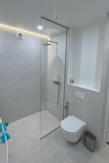 Maast laeni hõbedase profiiliga dušinurk