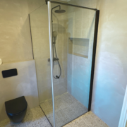 Musta ristlati ja forfiiliga dušinurk