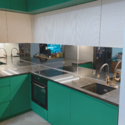 Kahes osas taustapeegel