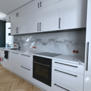 Tigitrükiga taustvärvitud taustaklaas