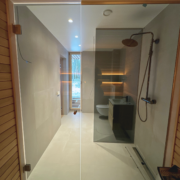 Toonitud klaasist uks ja satsklaas