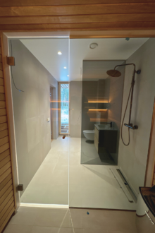 Toonitud klaasist uks ja satsklaas