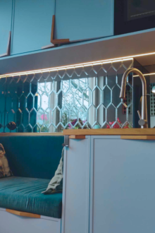 Uuristatud mustriga taustapeegel