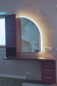 Erikujuline taustvalgustusega peegel