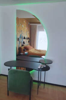 Rohelise taustvalgustusega poolkuupeegel