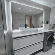 Taustvalgustusega peegel