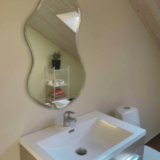 Erikujuline fassettlihviga peegel taustvalgustusribaga peegel trepiklaas soones