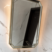 Hõbedase raamiga peegel