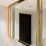 Kuldse raamiga peegel