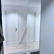 Maast laeni peegel esikus