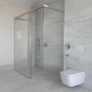 Kirkast klaasist dušinurk