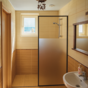 Osaliselt matistatud dušiklaas musta profiiliga