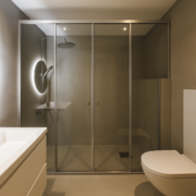 Toonitud klaasist uksed