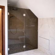 Toonitud erikujuline dušiklaas