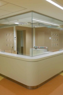 Kirgas läbipaistev klaas